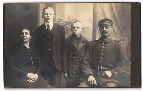 Fotografie unbekannter Fotograf und Ort, Soldat in Uniform mit seiner Familie