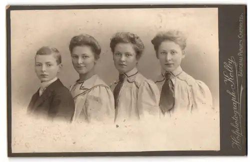 Fotografie Kolby, Zwickau, Drei junge Damen und junger Mann in modischer Kleidung