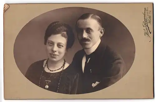 Fotografie Hein & Roggenkamp, Halle a /S., Junges Paar in modischer Kleidung