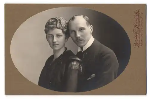 Fotografie Berthold Heinrich, Leipzig, Zeitzerstr. 16, Junges Paar in hübscher Kleidung