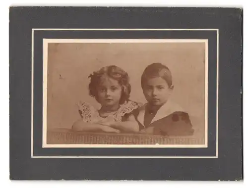Fotografie unbekannter Fotograf und Ort, Kinderpaar in hübscher Kleidung