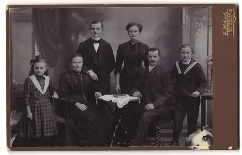 Fotografie Ernst Schulz, Pinneberg, Fahltskamp 12, Bürgerliches Paar mit Kindern am Tisch