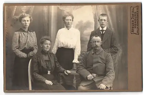 Fotografie Atelier Ideal, Hamburg, Billh. Röhrendamm 91-93, Soldat in Uniform mit seiner Familie