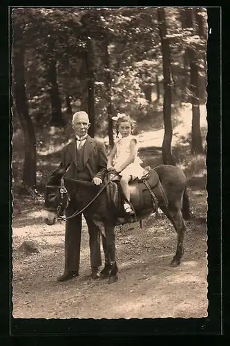 Foto-AK Mädchen beim Eselreiten mit Grossvater