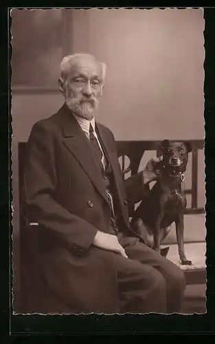 Foto-AK Betagter Herr mit Terrier