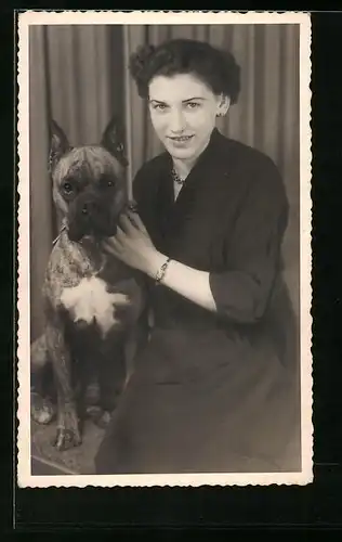 Foto-AK Boxer mit kupierten Ohren und Frauchen