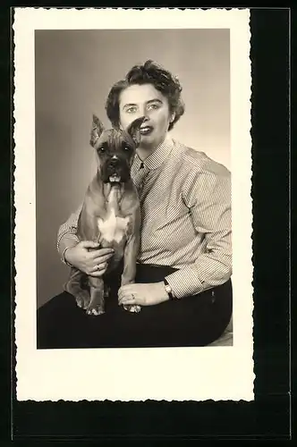 Foto-AK Frau mit jungem Boxer