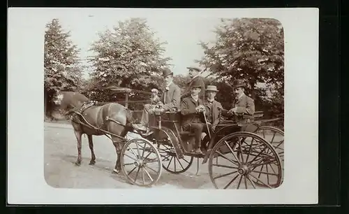 Foto-AK Pferdekutsche mit Fahrgästen