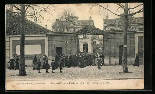 AK Aubervilliers, Parfumerie Pivert, Sortie des Ateliers