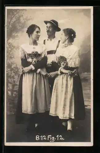 Foto-AK Mann mit zwei Frauen beim Volkstanz, B. 12. Fig. 12