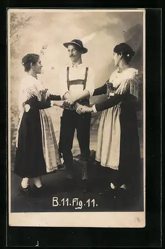 Foto-AK Mann mit zwei Frauen beim Volkstanz, B. 11. Fig. 11