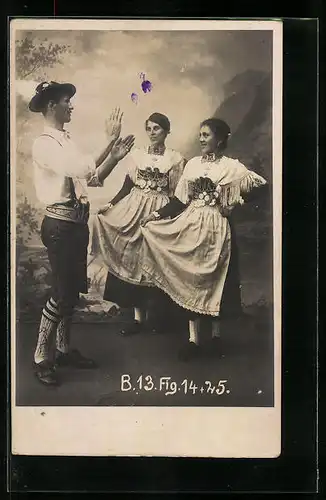 Foto-AK Mann mit zwei Frauen beim Volkstanz, B. 13. Fig. 14 + 25