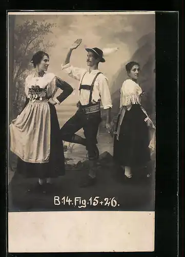 Foto-AK Mann mit zwei Frauen beim Volkstanz, B. 14. Fig. 15 + 26