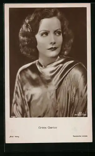 AK Schauspielerin Greta Garbo blickt skeptisch