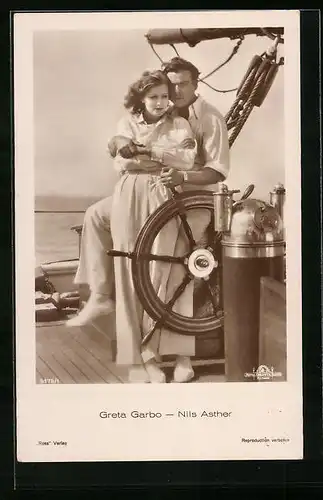 AK Schauspieler Greta Garbo und Nils Asther auf einem Segelschiff