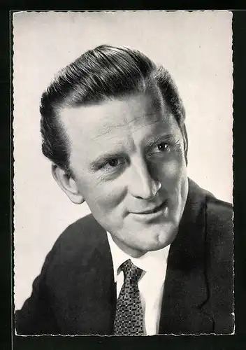 AK Schauspieler Kirk Douglas in dunklem Anzug