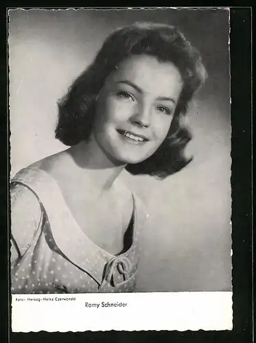 AK Schauspielerin Romy Schneider in gepunktetem Kleid
