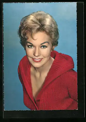 AK Schauspielerin Kim Novak in roter Strickjacke