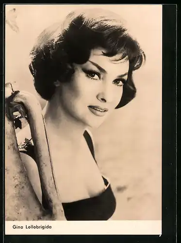 AK Schauspielerin Gina Lollobrigida mit intensivem Blick