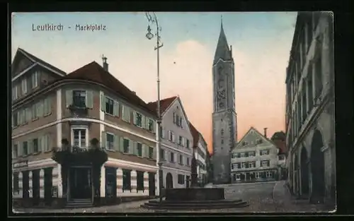 AK Leutkirch, Marktplatz mit Geschäft und Brunnen