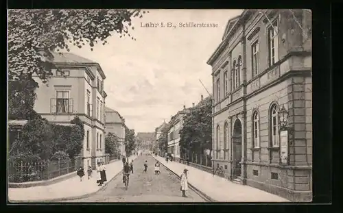 AK Lahr i. B., Schillerstrasse und Soldat mit Fahrrad