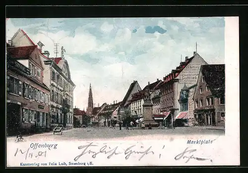 AK Offenburg, Marktplatz mit Gasthaus zur Sonne, Geschäften und Denkmal
