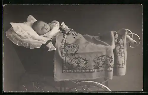 AK Säugling im modernen Kinderwagen