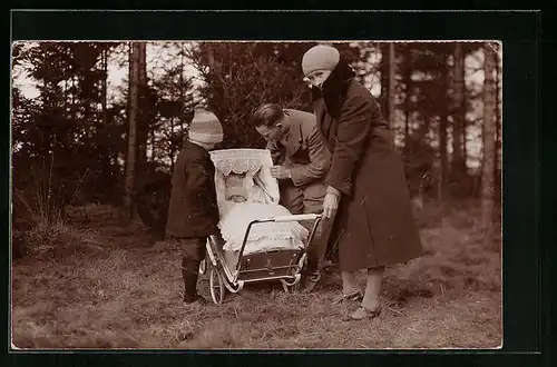 Foto-AK Familie im Wald mit Baby im Kinderwagen