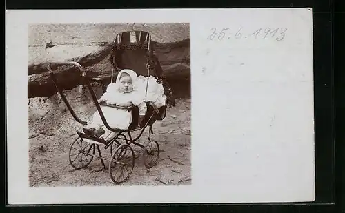 Foto-AK Säugling im Kinderwagen