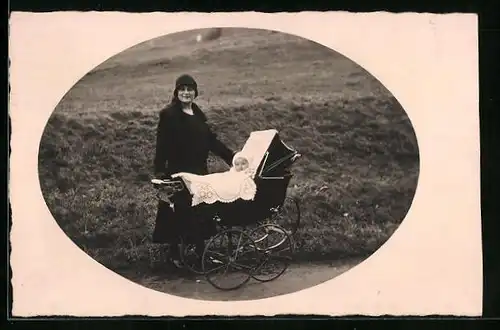 Foto-AK Dame spaziert im freien mit Kinderwagen