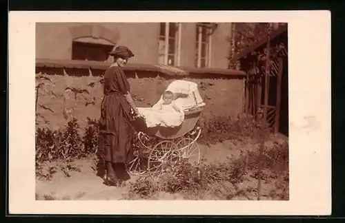 Foto-AK Dame mit Kinderwagen an sonnigem tag