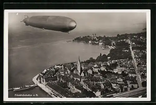 AK Friedrichshafen /Bodensee, Fliegeraufnahme eines Zeppelins