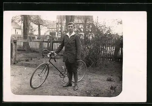 Foto-AK Fahrrad fahrender Bursche in zeitgenössischer Kleidung