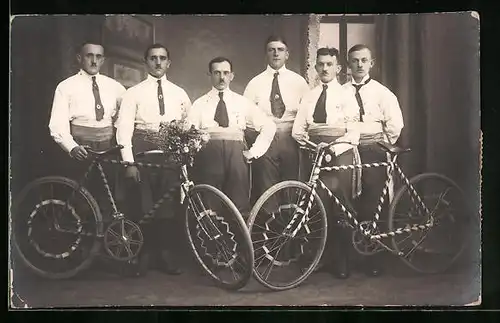 Foto-AK Mitglieder eines Radsportvereins in zeitgenössischer Kleidung