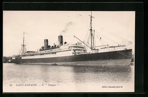 AK St-Nazaire, Passagierschiff L`Espagne im Hafen anliegend