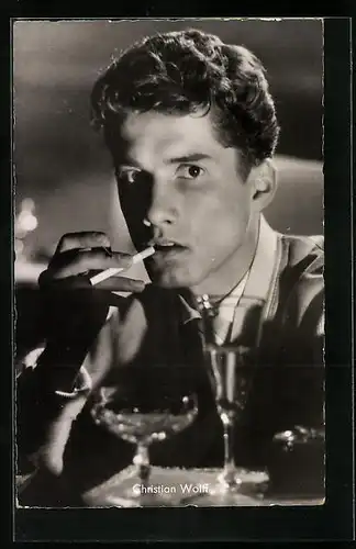 AK Schauspieler Christian Wolff mit Zigarette
