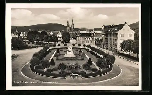 AK Lahr /Schwarzwald, Bahnhofsplatz mit Denkmal