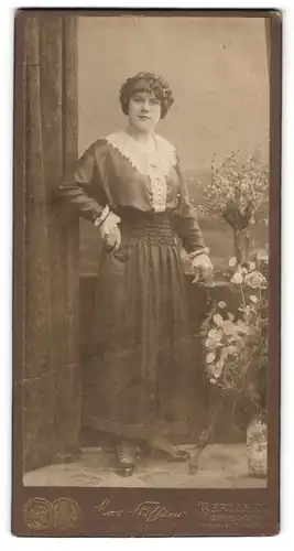 Fotografie Max Steffeur, Berlin-N., Lothringer -Str. 54, Junge Dame in hübscher Kleidung