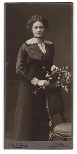 Fotografie Aug. Kühnel, Wien, Ottakringerstr. 52, Junge Dame in hübscher Bluse mit Blumenstrauss