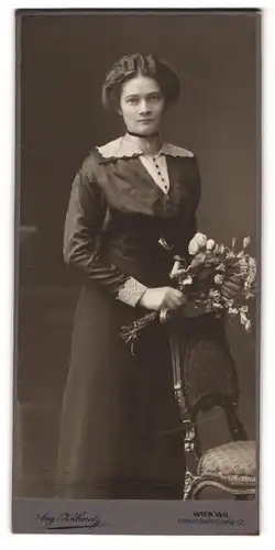 Fotografie Aug. Kühnel, Wien, Ottakringerstr. 52, Junge Dame in hübscher Bluse mit Blumenstrauss