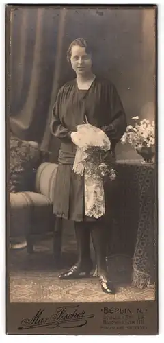 Fotografie Max Fischer, Berlin-N., Invalidenstr. 164, Danziger Str. 98, Junge Dame im Kleid mit Blumen