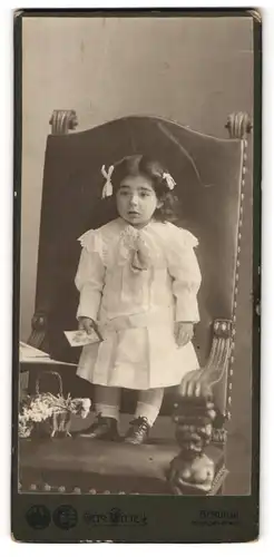 Fotografie Otto Witte, Berlin-W., Tauenzien-Str. 13 A, Kleines Mädchen im weissen Kleid mit Foto