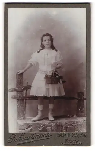 Fotografie P. Martignon, Paris, 154, Faubg. St. Antoine, Junges Mädchen im Kleid mit einem Korb