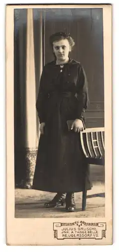 Fotografie Julius Grusche, Neugersdorf i /S., Junge Dame im Kleid mit Buch in der Hand