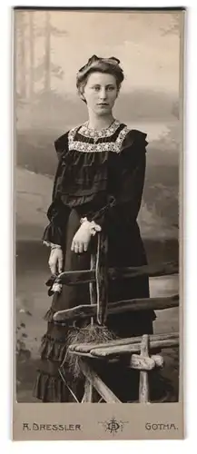 Fotografie A. Dressler, Gotha, Junge Dame in hübscher Kleid