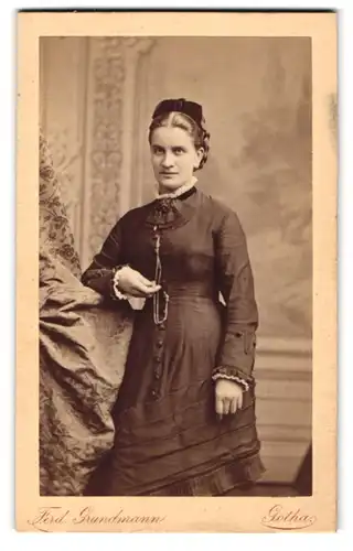 Fotografie Ferd. Grundmann, Gotha, Löwenstr. 9, Junge Dame im modischen Kleid