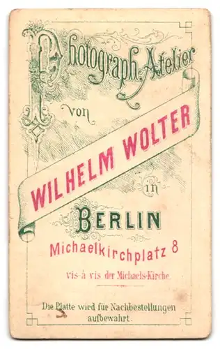 Fotografie Wilhelm Wolter, Berlin, Michaelkirchplatz 8, Junger Herr im Anzug mit Fliege