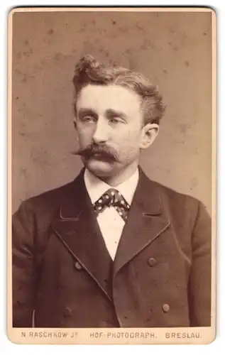 Fotografie N. Raschkow jr., Breslau, Ohlauerstr. 4, Modisch gekleideter Herr mit Schnauzbart