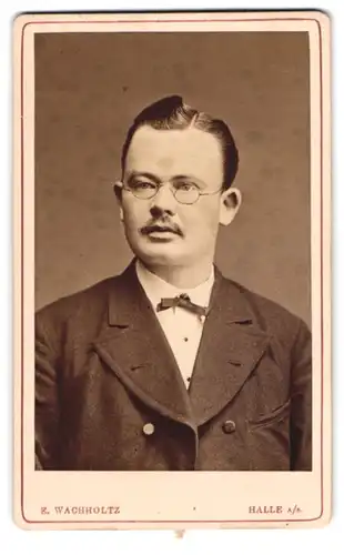 Fotografie E. Wachholtz, Halle a /S., Breite-Str. 33, Bürgerlicher Herr mit Brille und Oberlippenbart