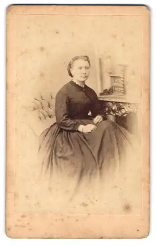 Fotografie A. Ehrhardt, Schoenebeck, Salzerstr. 24, Bürgerliche Dame im Kleid